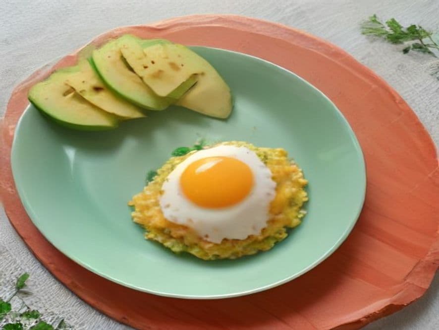 Huevos a la Copa con Moronga Keto y Falsa Tostada de Queso