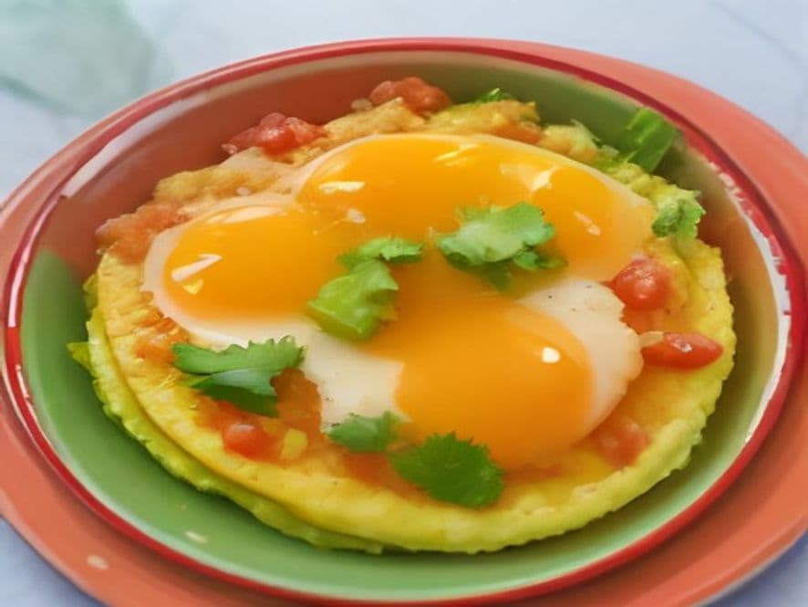 Huevos en ramekin con gusanos de maguey keto
