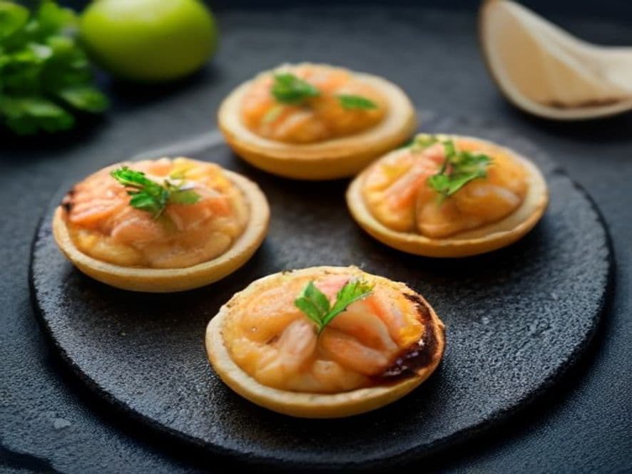 Mini Sopes Keto de Salmón con Crema de Aguacate